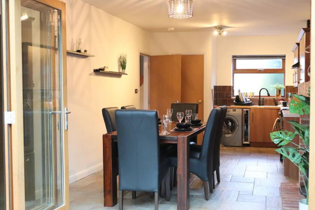 Cosy 3 Bedroom 2 Bathroom House With Parking Sheldon  Esterno foto