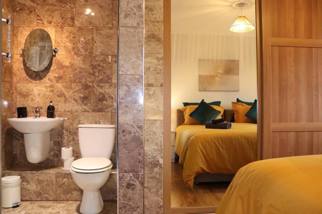 Cosy 3 Bedroom 2 Bathroom House With Parking Sheldon  Esterno foto